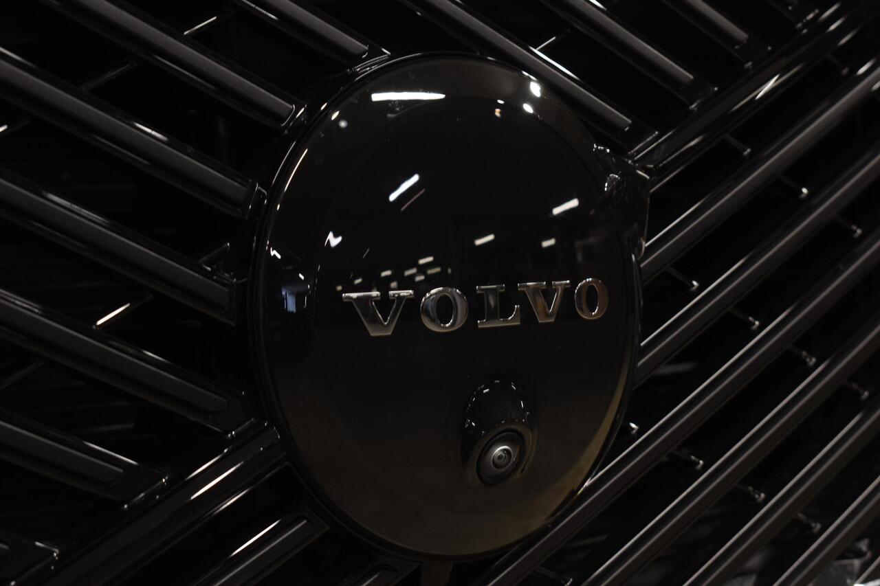 Volvo XC60 T6 350PK Plug-in hybrid AWD Ultra Black Edition / Navigatie / Adaptieve Cruisecontrol / Head Up-Display / Panorama dak / Elektrische stoelen met geheugen / Stuurverwarming / Stoelverwarming v+a / 360 Camera /