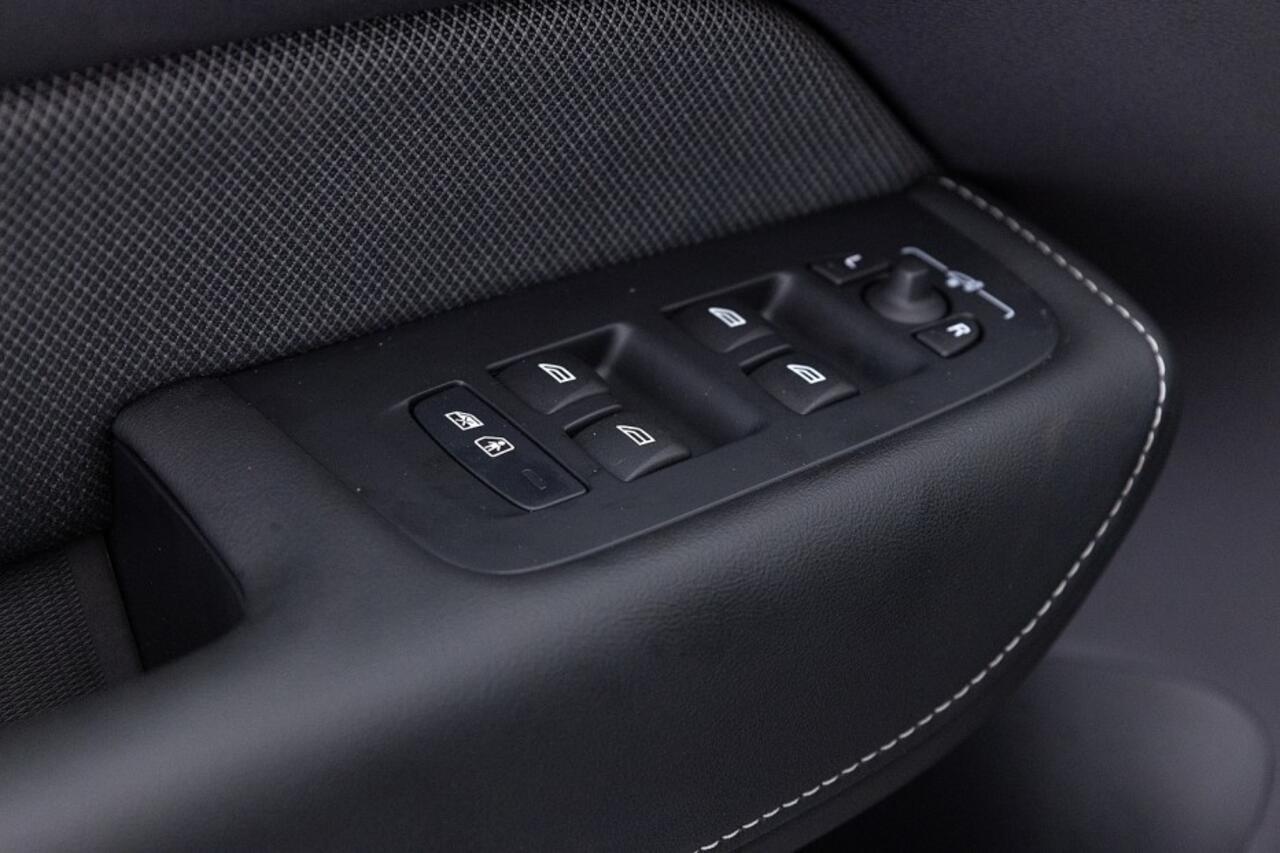 Volvo XC60 2.0 T8 Plug-in hybrid AWD Ultra Dark | PANORAMADAK | harman/kardon | 360 Camera | LUCHTVERING