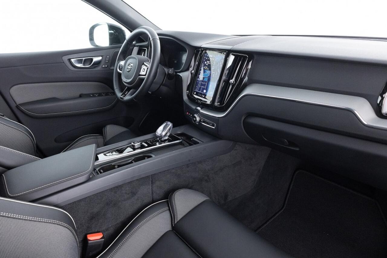 Volvo XC60 2.0 T8 Plug-in hybrid AWD Ultra Dark | PANORAMADAK | harman/kardon | 360 Camera | LUCHTVERING