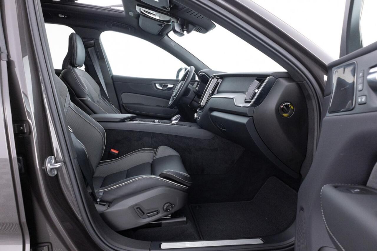 Volvo XC60 2.0 T8 Plug-in hybrid AWD Ultra Dark | PANORAMADAK | harman/kardon | 360 Camera | LUCHTVERING