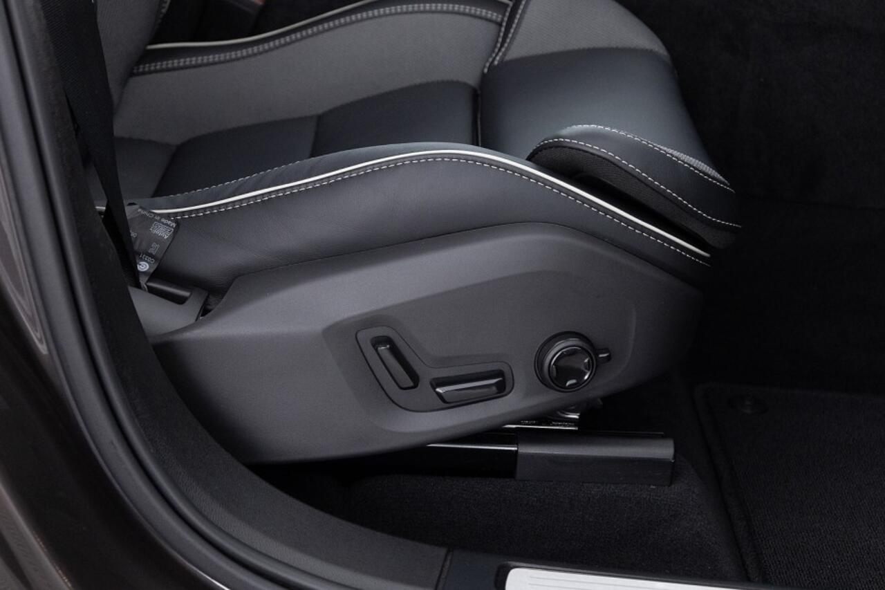 Volvo XC60 2.0 T8 Plug-in hybrid AWD Ultra Dark | PANORAMADAK | harman/kardon | 360 Camera | LUCHTVERING