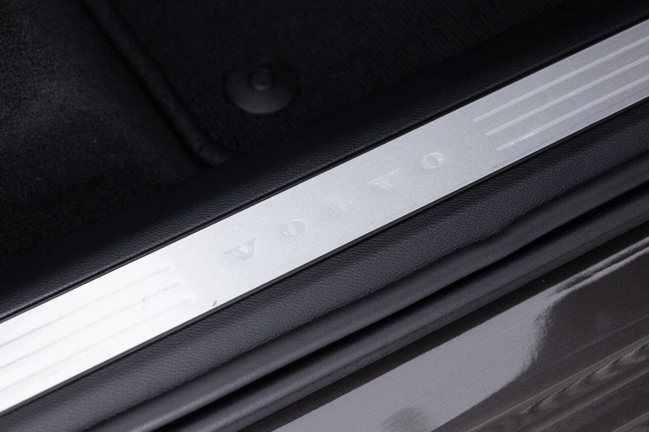 Volvo XC60 2.0 T8 Plug-in hybrid AWD Ultra Dark | PANORAMADAK | harman/kardon | 360 Camera | LUCHTVERING