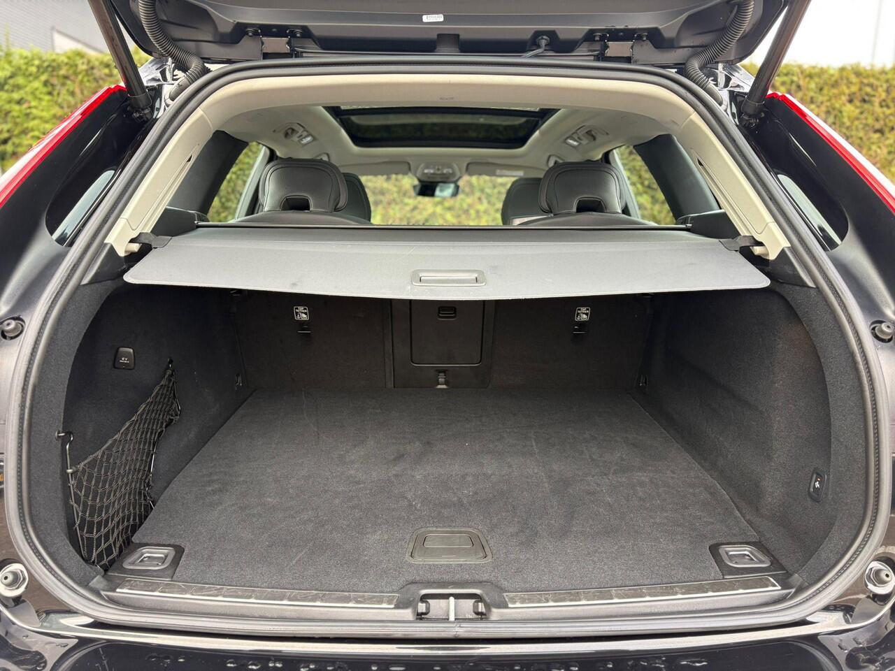 Volvo XC60 2.0 T6 Plug-in hybrid AWD Plus Dark | Panoramadak | 360 Camera | Stoel & Stuur Verwarming | Trekhaak |