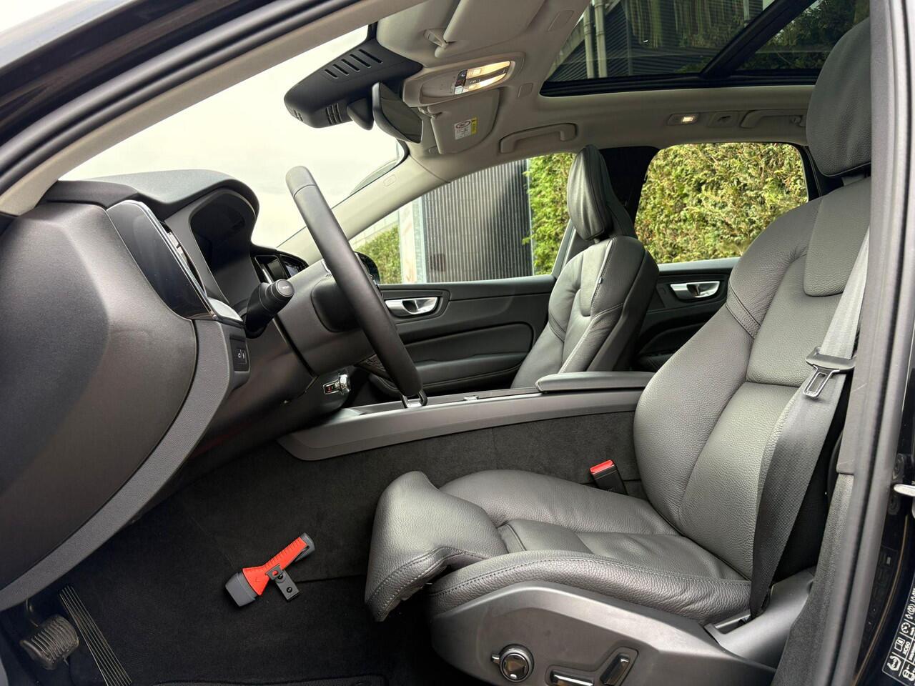 Volvo XC60 2.0 T6 Plug-in hybrid AWD Plus Dark | Panoramadak | 360 Camera | Stoel & Stuur Verwarming | Trekhaak |