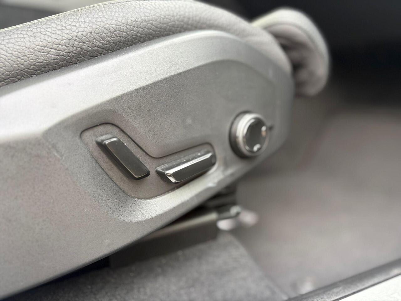 Volvo XC60 2.0 T6 Plug-in hybrid AWD Plus Dark | Panoramadak | 360 Camera | Stoel & Stuur Verwarming | Trekhaak |