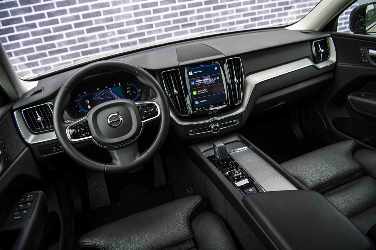 Volvo XC60 2.0 T6 Plug-in hybrid AWD Plus Dark | 360 Camera | Schuif-/Kanteldak | Stoel-/Stuurverwarming | Adaptieve Cruise Control | Trekhaak |