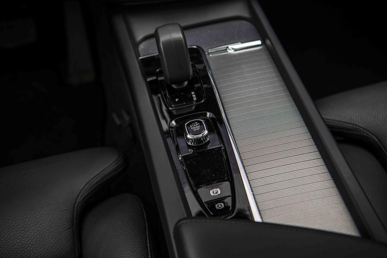 Volvo XC60 2.0 T6 Plug-in hybrid AWD Plus Dark | 360 Camera | Schuif-/Kanteldak | Stoel-/Stuurverwarming | Adaptieve Cruise Control | Trekhaak |