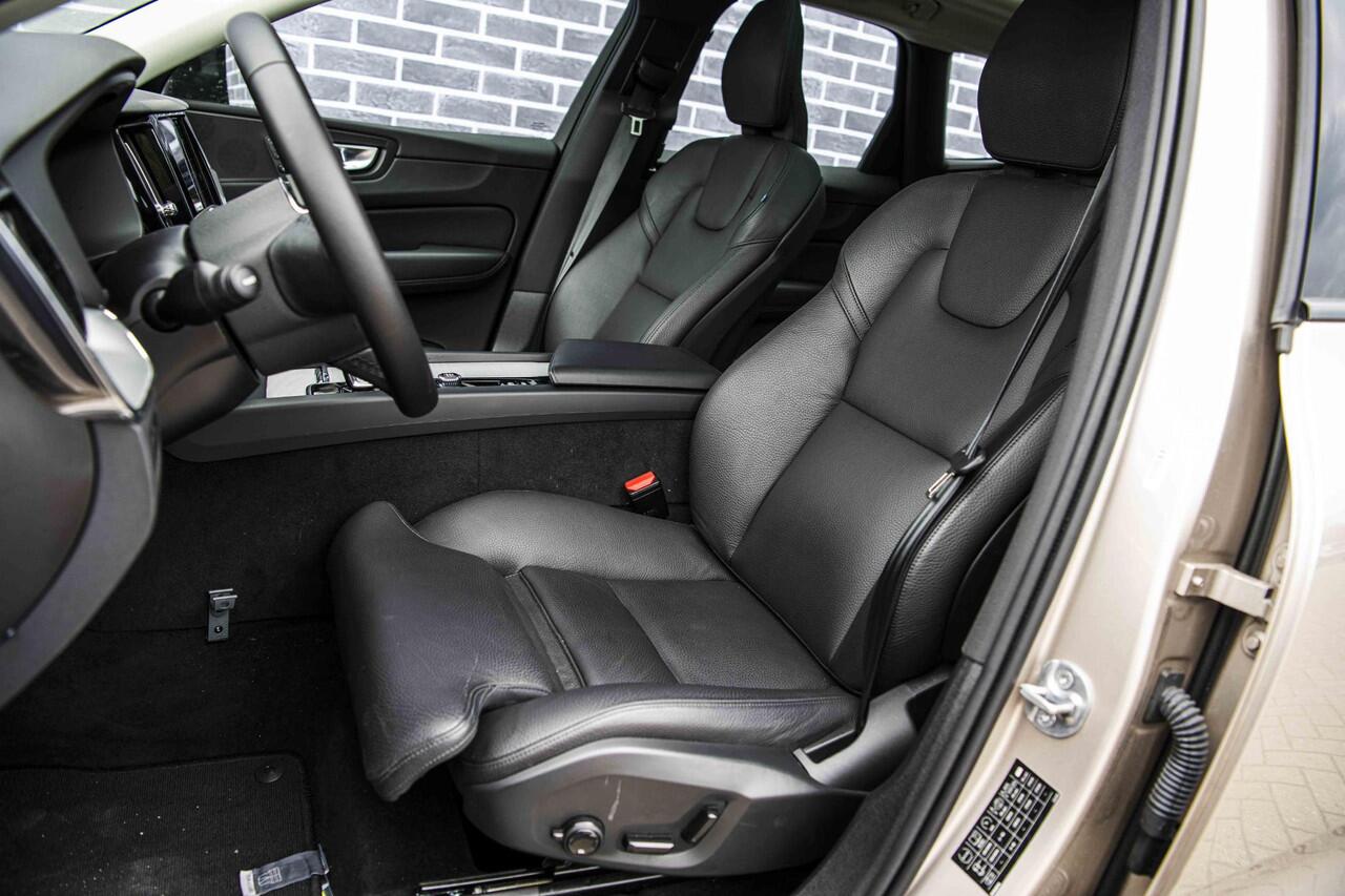 Volvo XC60 2.0 T6 Plug-in hybrid AWD Plus Dark | 360 Camera | Schuif-/Kanteldak | Stoel-/Stuurverwarming | Adaptieve Cruise Control | Trekhaak |