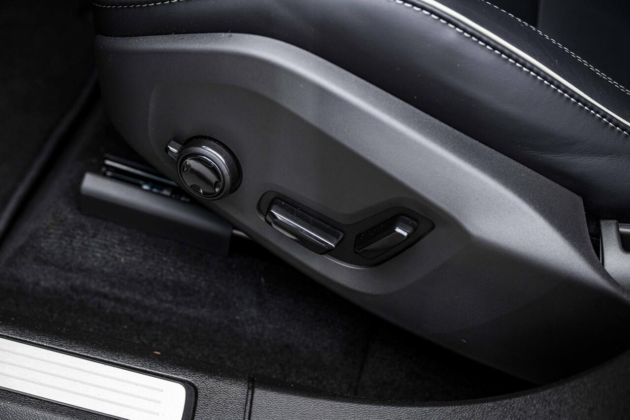 Volvo XC60 2.0 T8 Plug-in hybrid AWD Ultra Black Edition | Adaptieve Cruise Control | Panoramadak | Head-Up Display | Harman Kardon Audio | Stoel-/Stuurverwarming | 360° Parkeercamera | Dodehoek Detectie |