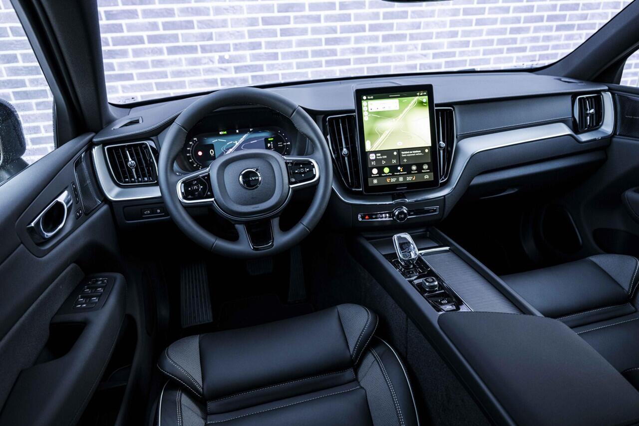 Volvo XC60 2.0 T8 Plug-in hybrid AWD Ultra Black Edition | PHEV | Facelift | Google | Long Range | Adaptieve Cruise Control | Luchtvering | Harman Kardon Audio | Stoelverwarming Voor + Achter | 360 Camera | Keyless | Gelamineerd Glas | DAB | Trekhaak | Stuurverwarmi