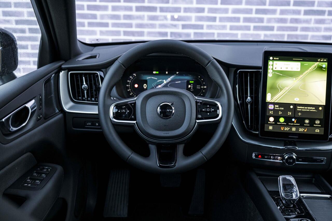 Volvo XC60 2.0 T8 Plug-in hybrid AWD Ultra Black Edition | PHEV | Facelift | Google | Long Range | Adaptieve Cruise Control | Luchtvering | Harman Kardon Audio | Stoelverwarming Voor + Achter | 360 Camera | Keyless | Gelamineerd Glas | DAB | Trekhaak | Stuurverwarmi