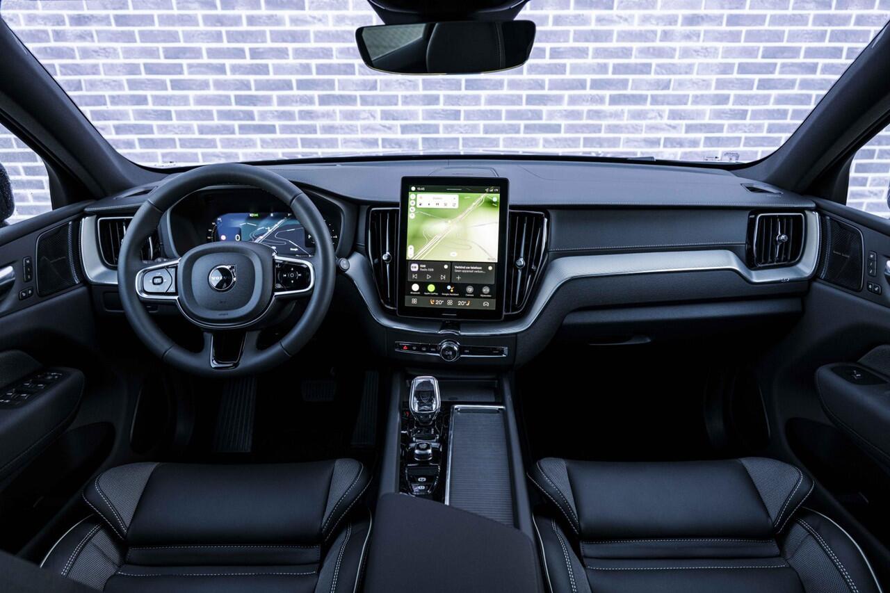 Volvo XC60 2.0 T8 Plug-in hybrid AWD Ultra Black Edition | PHEV | Facelift | Google | Long Range | Adaptieve Cruise Control | Luchtvering | Harman Kardon Audio | Stoelverwarming Voor + Achter | 360 Camera | Keyless | Gelamineerd Glas | DAB | Trekhaak | Stuurverwarmi