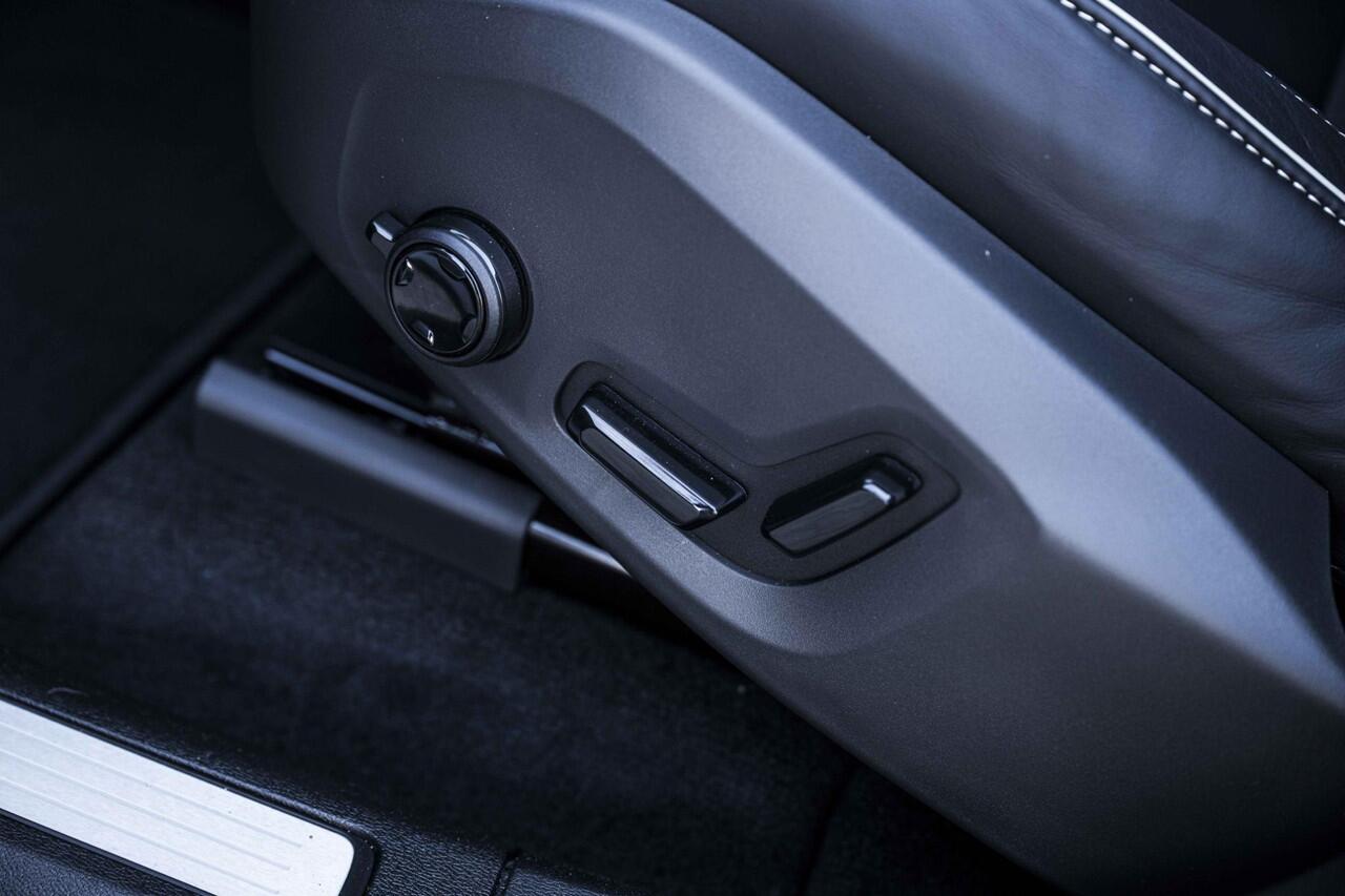 Volvo XC60 2.0 T8 Plug-in hybrid AWD Ultra Black Edition | PHEV | Facelift | Google | Long Range | Adaptieve Cruise Control | Luchtvering | Harman Kardon Audio | Stoelverwarming Voor + Achter | 360 Camera | Keyless | Gelamineerd Glas | DAB | Trekhaak | Stuurverwarmi