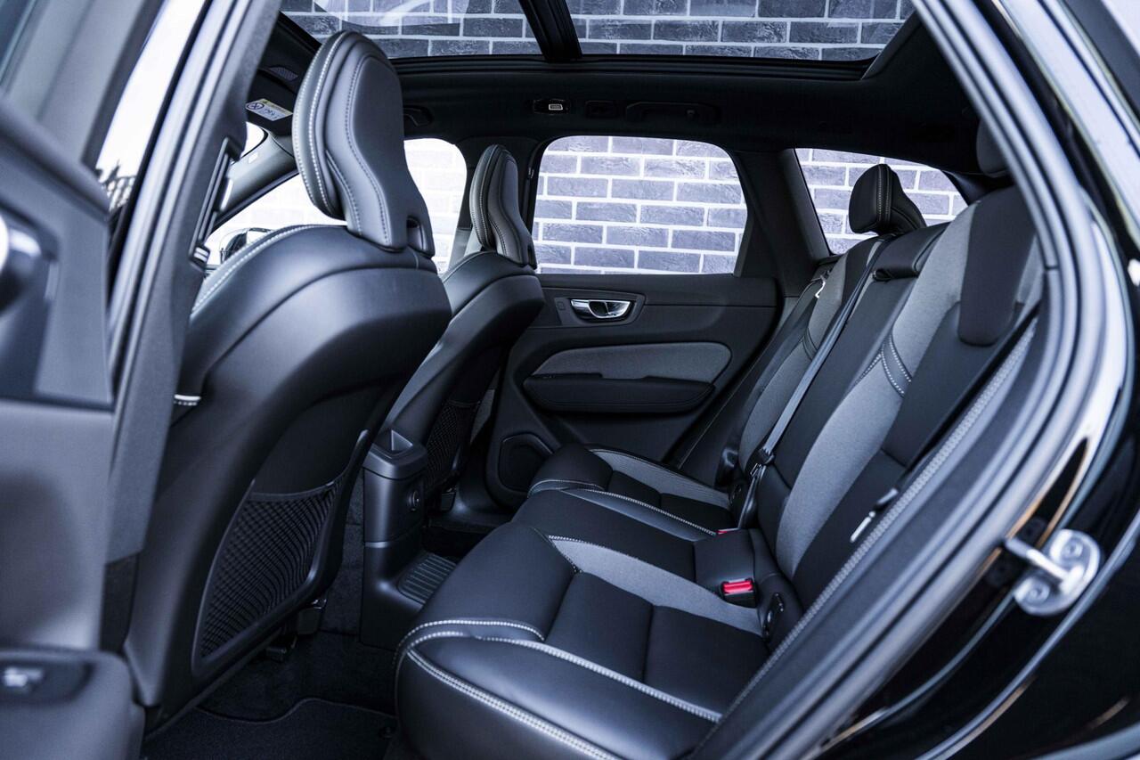 Volvo XC60 2.0 T8 Plug-in hybrid AWD Ultra Black Edition | PHEV | Facelift | Google | Long Range | Adaptieve Cruise Control | Luchtvering | Harman Kardon Audio | Stoelverwarming Voor + Achter | 360 Camera | Keyless | Gelamineerd Glas | DAB | Trekhaak | Stuurverwarmi