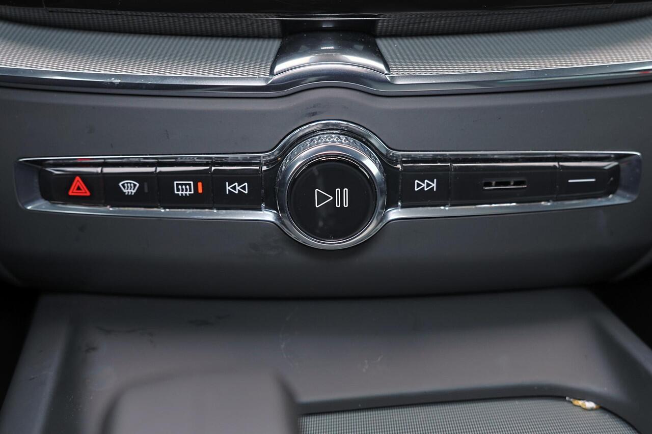 Volvo XC60 T6 Recharge AWD Plus Bright - Panorama/schuifdak - IntelliSafe Assist & Surround - 360º Camera - Harman/Kardon audio - Adaptieve LED koplampen - Verwarmde voorstoelen, stuur & achterbank - Parkeersensoren voor & achter - Elektr. bedienb. voorstoelen met g