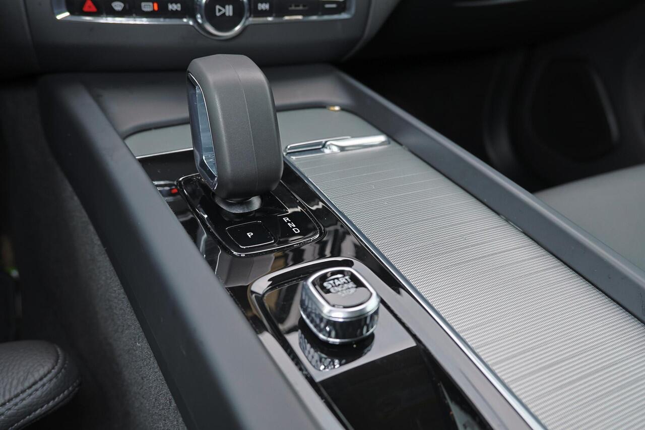 Volvo XC60 T6 Recharge AWD Plus Bright - Panorama/schuifdak - IntelliSafe Assist & Surround - 360º Camera - Harman/Kardon audio - Adaptieve LED koplampen - Verwarmde voorstoelen, stuur & achterbank - Parkeersensoren voor & achter - Elektr. bedienb. voorstoelen met g