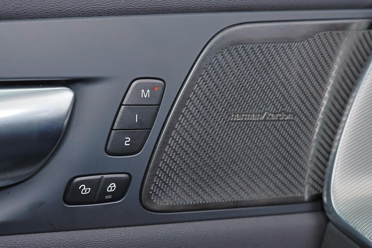 Volvo XC60 T6 Recharge AWD Plus Bright - Panorama/schuifdak - IntelliSafe Assist & Surround - 360º Camera - Harman/Kardon audio - Adaptieve LED koplampen - Verwarmde voorstoelen, stuur & achterbank - Parkeersensoren voor & achter - Elektr. bedienb. voorstoelen met g