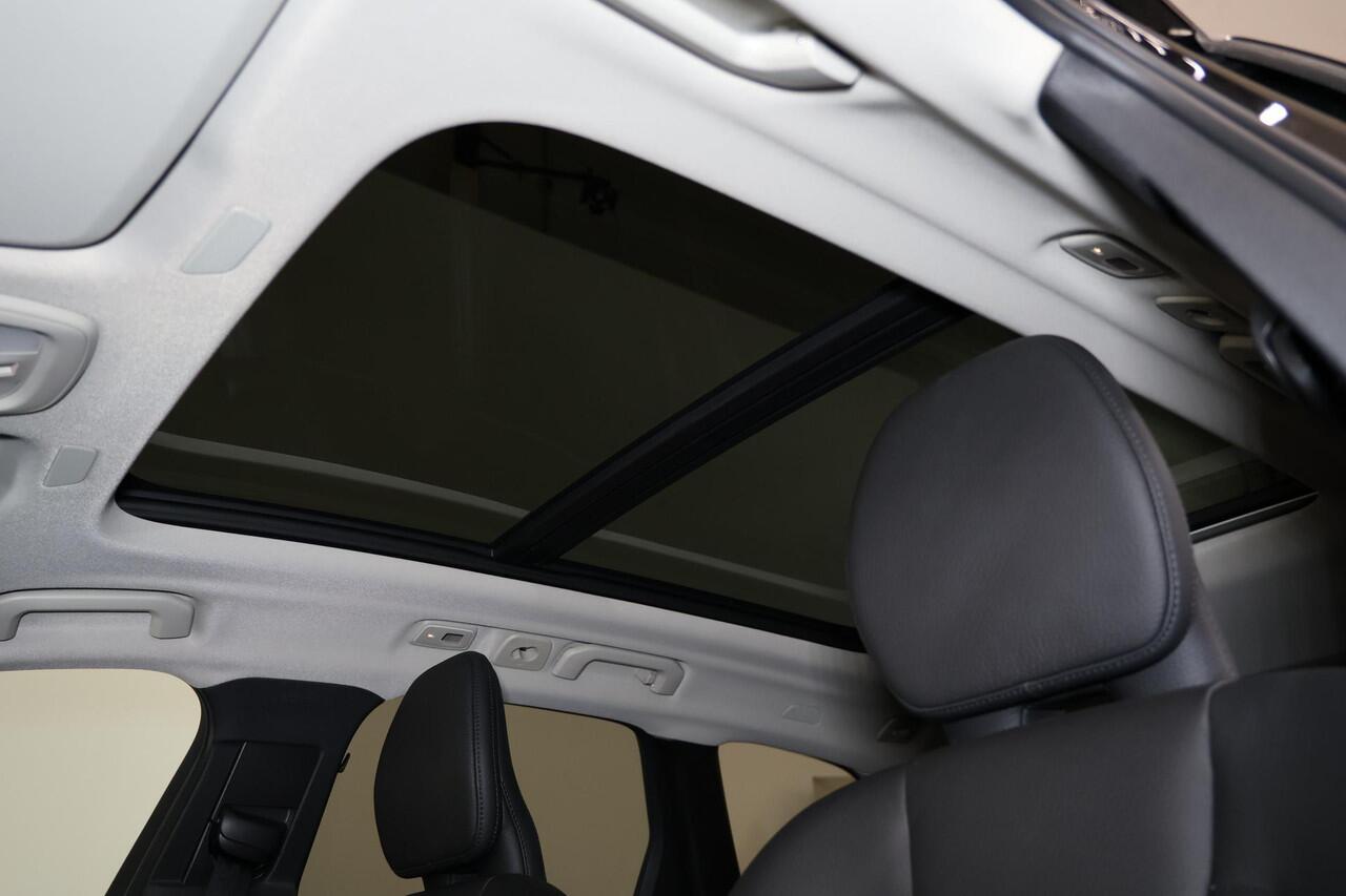 Volvo XC60 T6 Recharge AWD Plus Bright - Panorama/schuifdak - IntelliSafe Assist & Surround - 360º Camera - Harman/Kardon audio - Adaptieve LED koplampen - Verwarmde voorstoelen, stuur & achterbank - Parkeersensoren voor & achter - Elektr. bedienb. voorstoelen met g