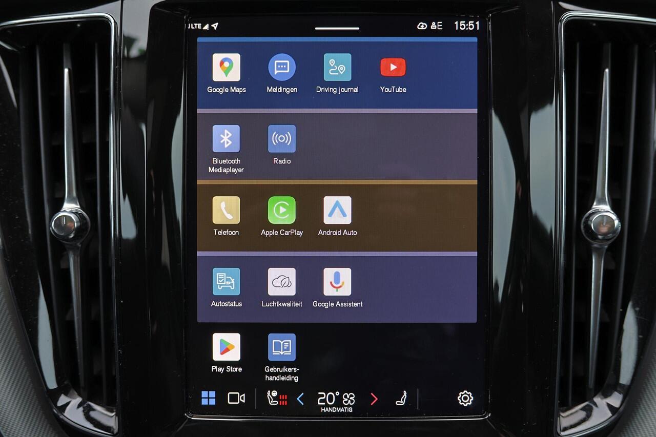 Volvo XC60 T6 Recharge AWD Plus Bright - Panorama/schuifdak - IntelliSafe Assist & Surround - 360º Camera - Harman/Kardon audio - Adaptieve LED koplampen - Verwarmde voorstoelen, stuur & achterbank - Parkeersensoren voor & achter - Elektr. bedienb. voorstoelen met g