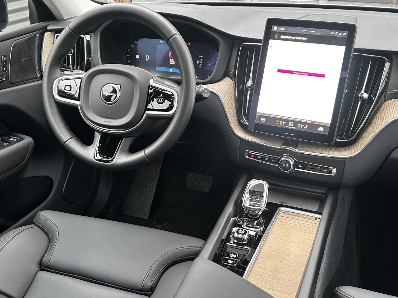 Volvo XC60 2.0 T6 Plug-in hybrid AWD Ultra Dark 360gr. Parkeer camera, Harman-Kardon Premium audio, Full led, Verwarmde stoelen 4X + stuur, Trekhaak semi elektrisch, Head-up display.