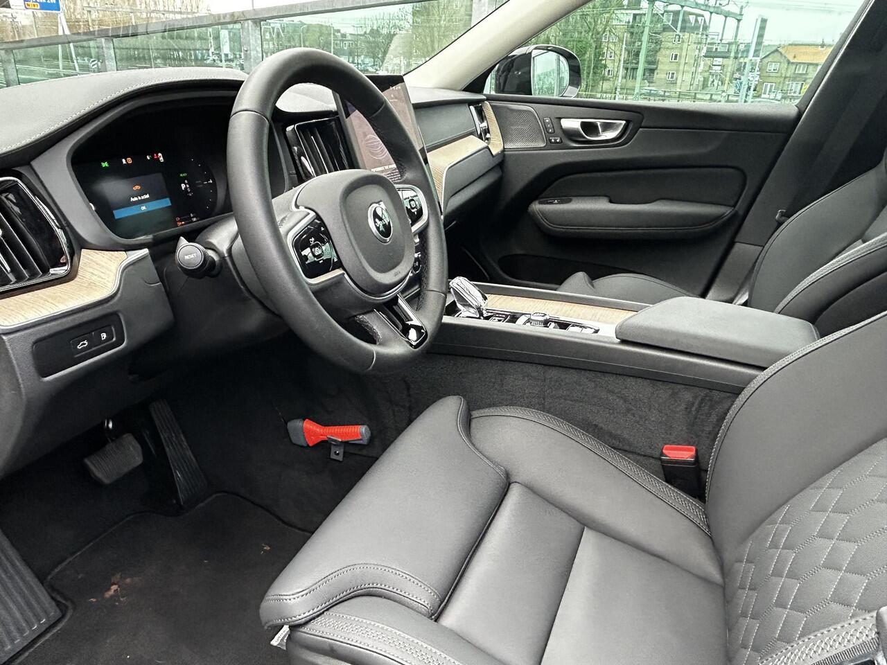 Volvo XC60 2.0 T6 Plug-in hybrid AWD Ultra Dark 360gr. Parkeer camera, Harman-Kardon Premium audio, Full led, Verwarmde stoelen 4X + stuur, Trekhaak semi elektrisch, Head-up display.