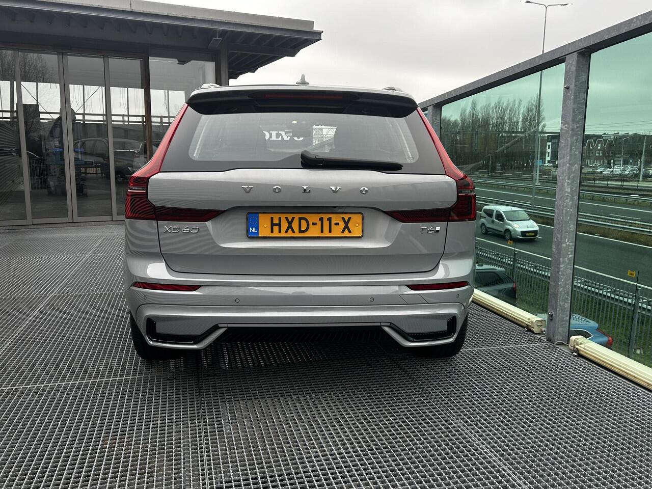 Volvo XC60 2.0 T6 Plug-in hybrid AWD Ultra Dark 360gr. Parkeer camera, Harman-Kardon Premium audio, Full led, Verwarmde stoelen 4X + stuur, Trekhaak semi elektrisch, Head-up display.
