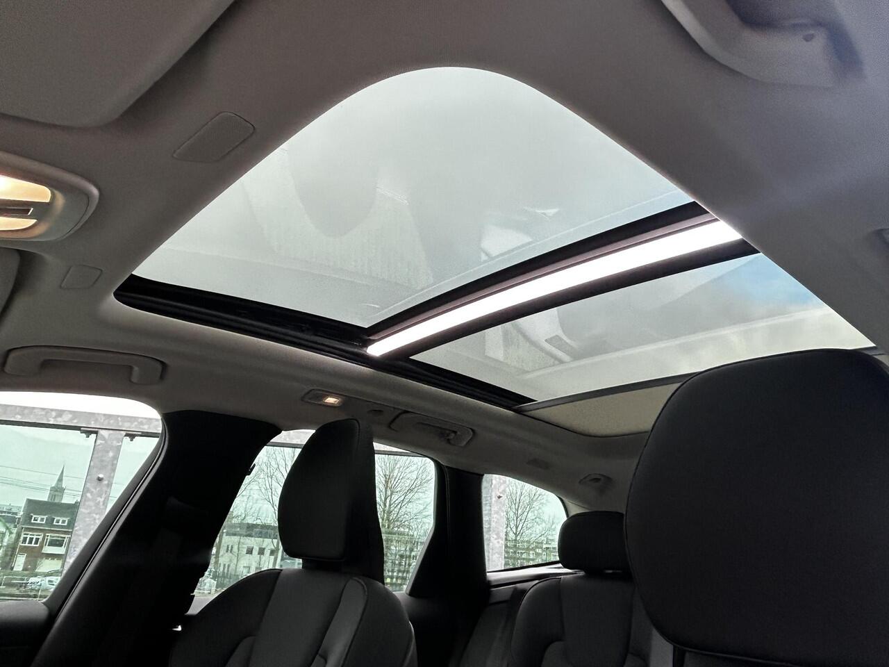 Volvo XC60 2.0 T6 Plug-in hybrid AWD Ultra Dark 360gr. Parkeer camera, Harman-Kardon Premium audio, Full led, Verwarmde stoelen 4X + stuur, Trekhaak semi elektrisch, Head-up display.