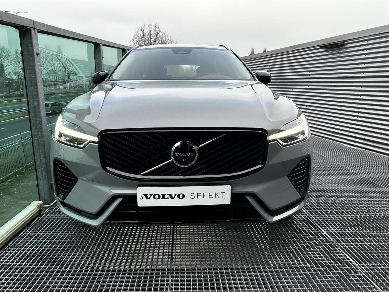 Volvo XC60 2.0 T6 Plug-in hybrid AWD Ultra Dark 360gr. Parkeer camera, Harman-Kardon Premium audio, Full led, Verwarmde stoelen 4X + stuur, Trekhaak semi elektrisch, Head-up display.