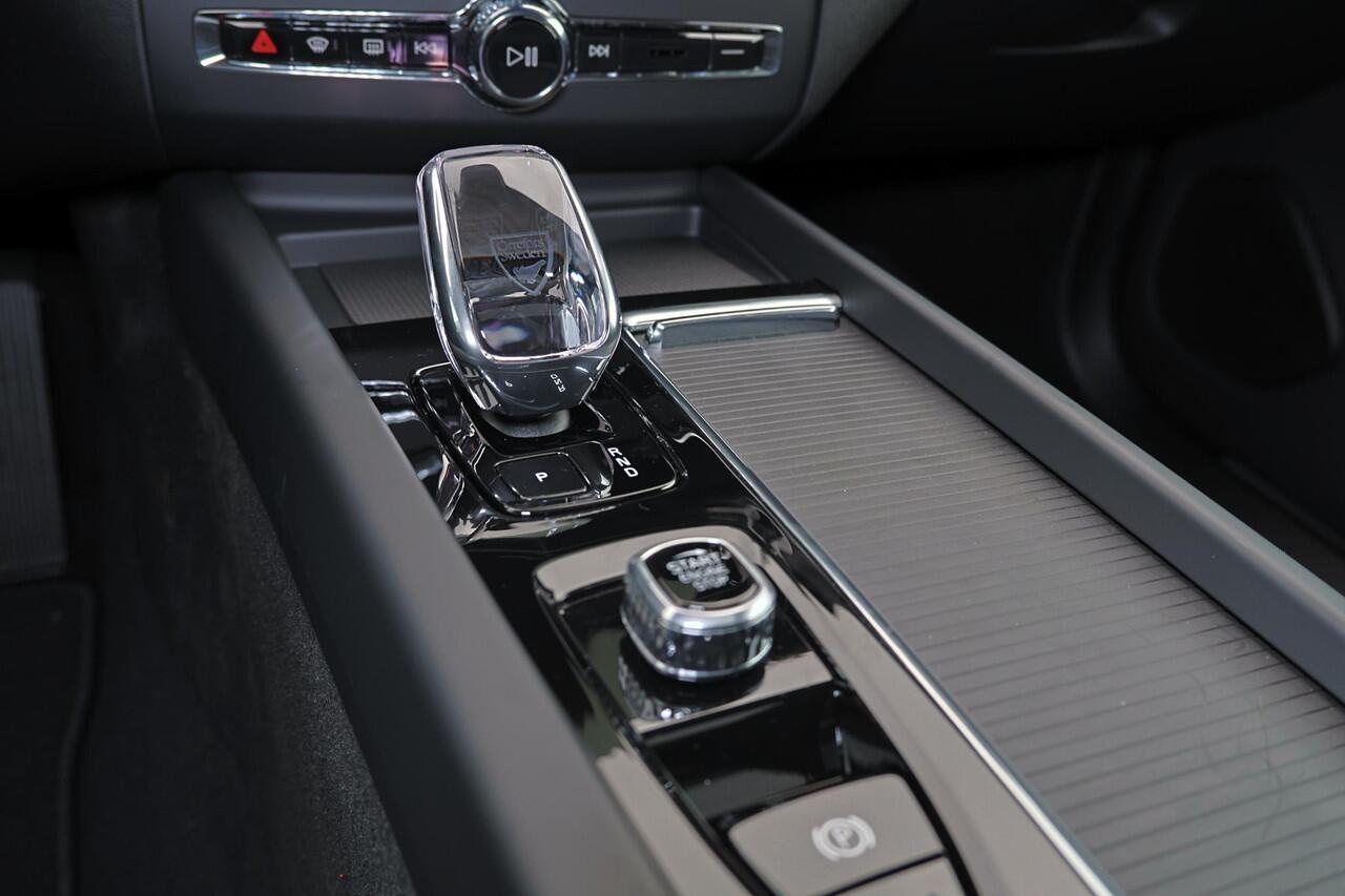 Volvo XC60 T8 Recharge AWD Ultra Black Edition - Panorama/schuifdak - IntelliSafe Assist & Surround - 360º Camera - Harman/Kardon audio - Adaptieve LED koplampen - Verwarmde voorstoelen, stuur & achterbank - Parkeersensoren voor & achter - Elektr. bedienb. voorstoel