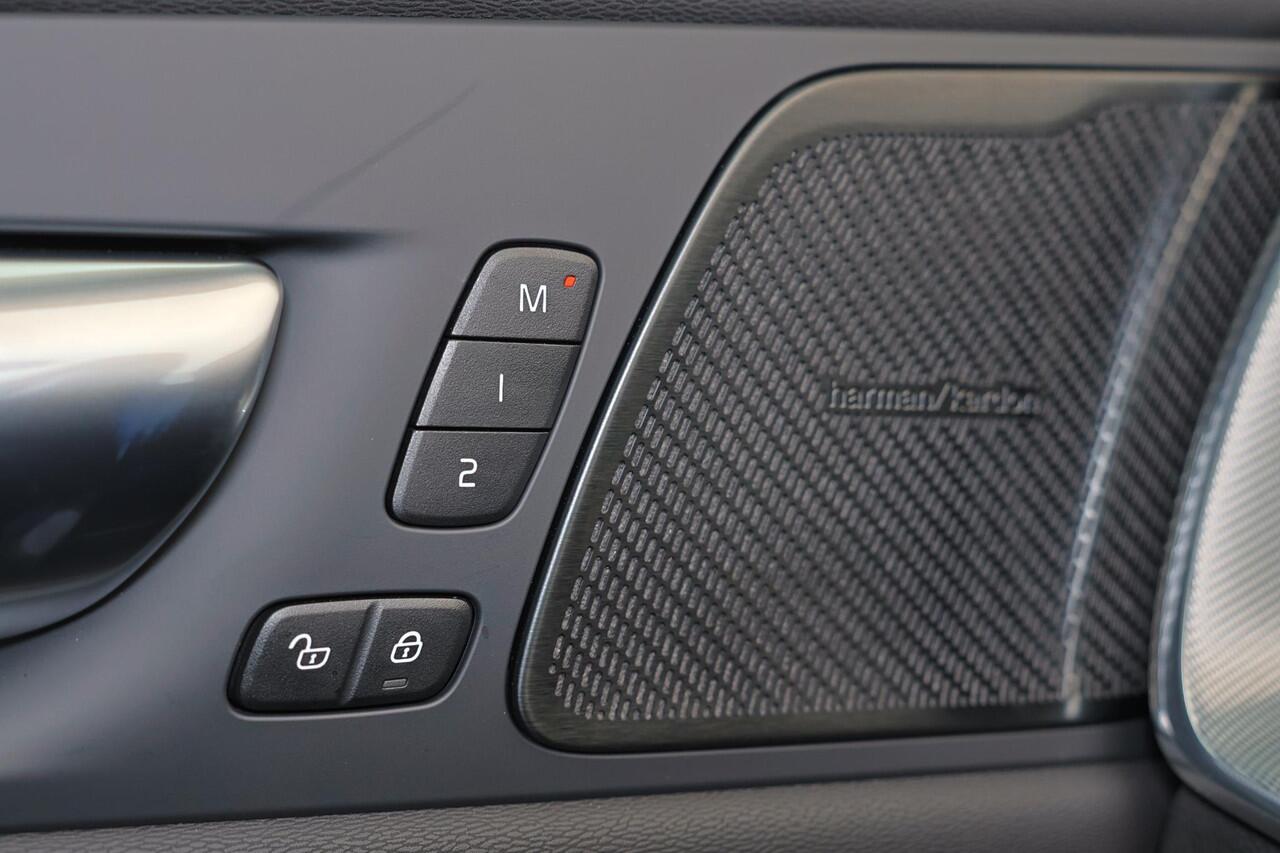 Volvo XC60 T8 Recharge AWD Ultra Black Edition - Panorama/schuifdak - IntelliSafe Assist & Surround - 360º Camera - Harman/Kardon audio - Adaptieve LED koplampen - Verwarmde voorstoelen, stuur & achterbank - Parkeersensoren voor & achter - Elektr. bedienb. voorstoel