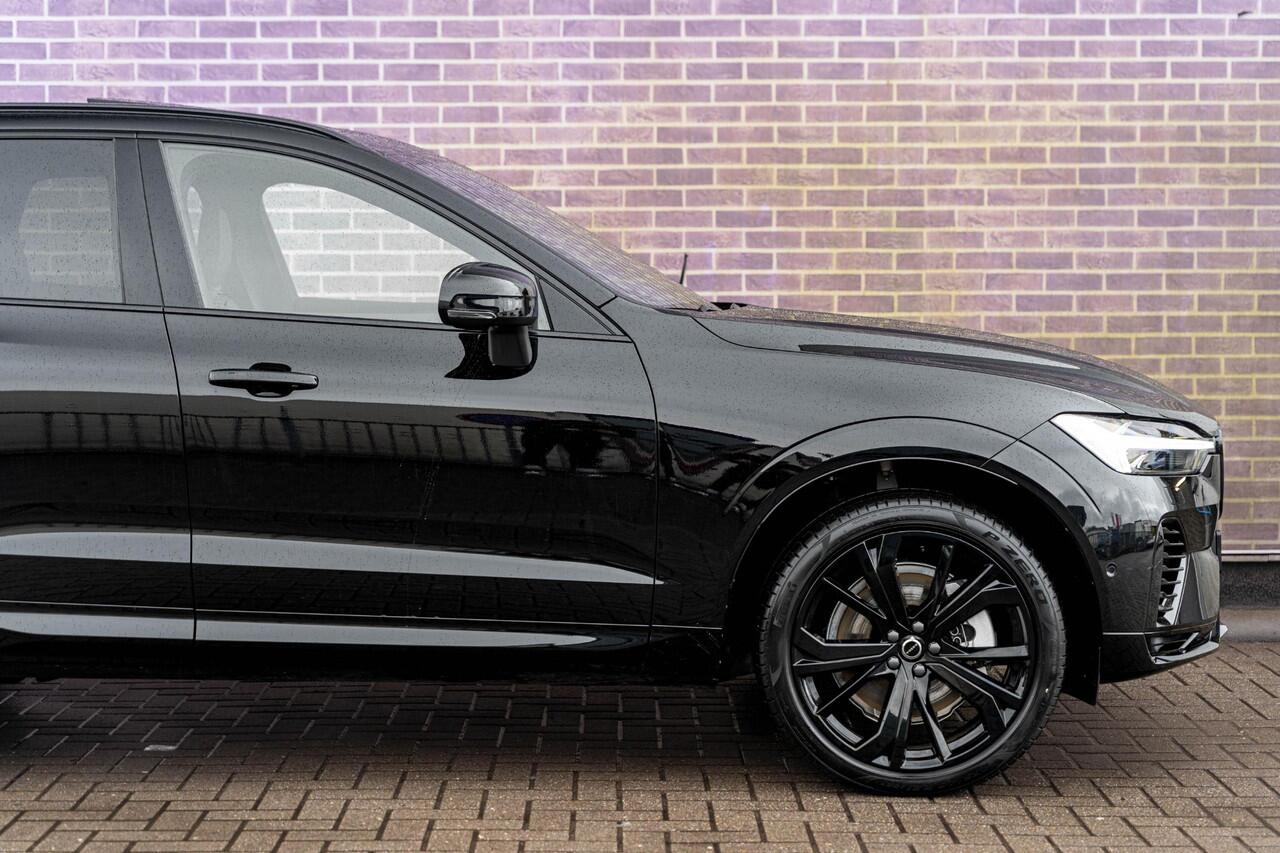 Volvo XC60 2.0 T8 Plug-in hybrid AWD Ultra Black Edition | PHEV | Facelift | Google | Long Range | Adaptieve Cruise Control | Luchtvering | Harman Kardon Audio | Stoelverwarming Voor + Achter | 360 Camera | Keyless | Gelamineerd Glas | DAB | Trekhaak | Stuurverwarmi