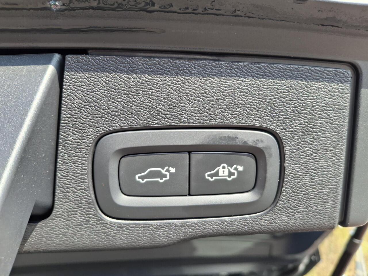 Volvo XC60 2.0 T6 Plug-in hybrid AWD Plus Dark