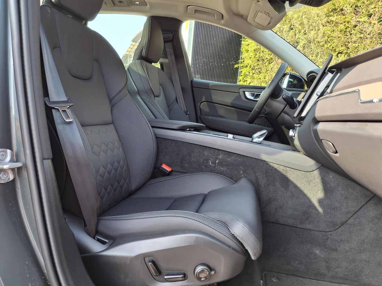 Volvo XC60 2.0 T6 Plug-in hybrid AWD Plus Dark