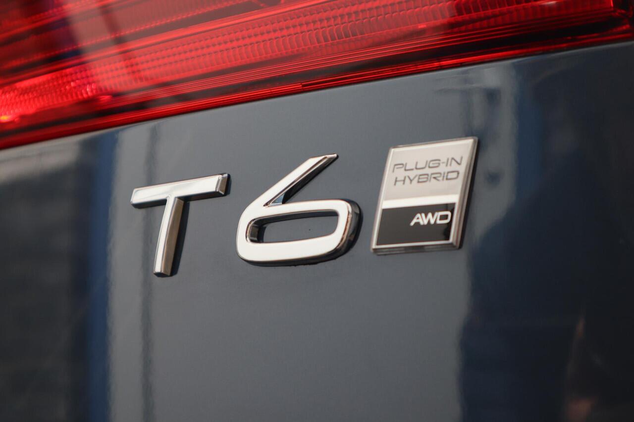 Volvo XC60 2.0 T6 Plug-in hybrid AWD Ultra Dark | 360 Camera | Luchtvering | Head-up display | Schuif / kanteldak |