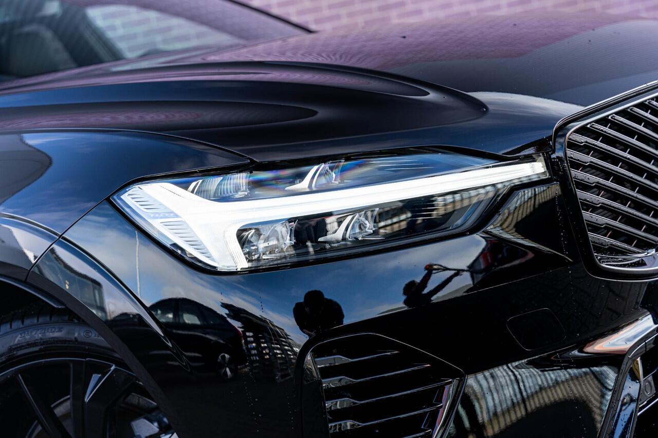 Volvo XC60 T8 Plug-in Hybrid AWD Plus Black Edition | Google | Long Range | Schuif-/Kanteldak | Achteruitrijcamera | Harman Kardon Audio | Zitverlenging | Sportstoelen | Keyless | Stuur-/Stoelverwarming | Memory | Getint Glas | Apple Carplay | Elek. Achterklep | And