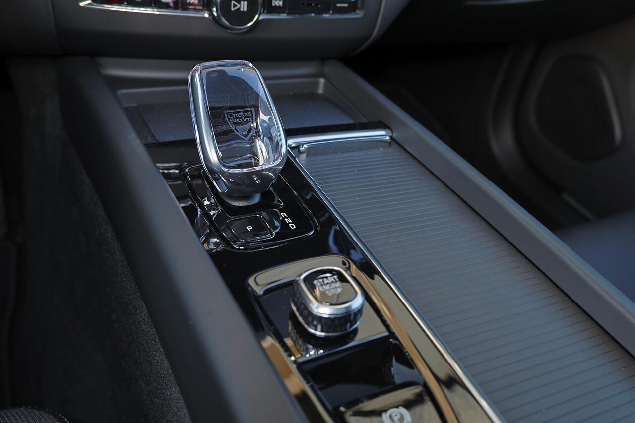 Volvo XC60 T8 Recharge AWD Ultra Black Edition - Panorama/schuifdak - IntelliSafe Assist & Surround - 360º Camera - Harman/Kardon audio - Adaptieve LED koplampen - Verwarmde voorstoelen, stuur & achterbank - Parkeersensoren voor & achter - Elektr. bedienb. voorstoel