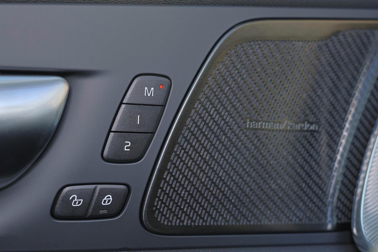 Volvo XC60 T8 Recharge AWD Ultra Black Edition - Panorama/schuifdak - IntelliSafe Assist & Surround - 360º Camera - Harman/Kardon audio - Adaptieve LED koplampen - Verwarmde voorstoelen, stuur & achterbank - Parkeersensoren voor & achter - Elektr. bedienb. voorstoel