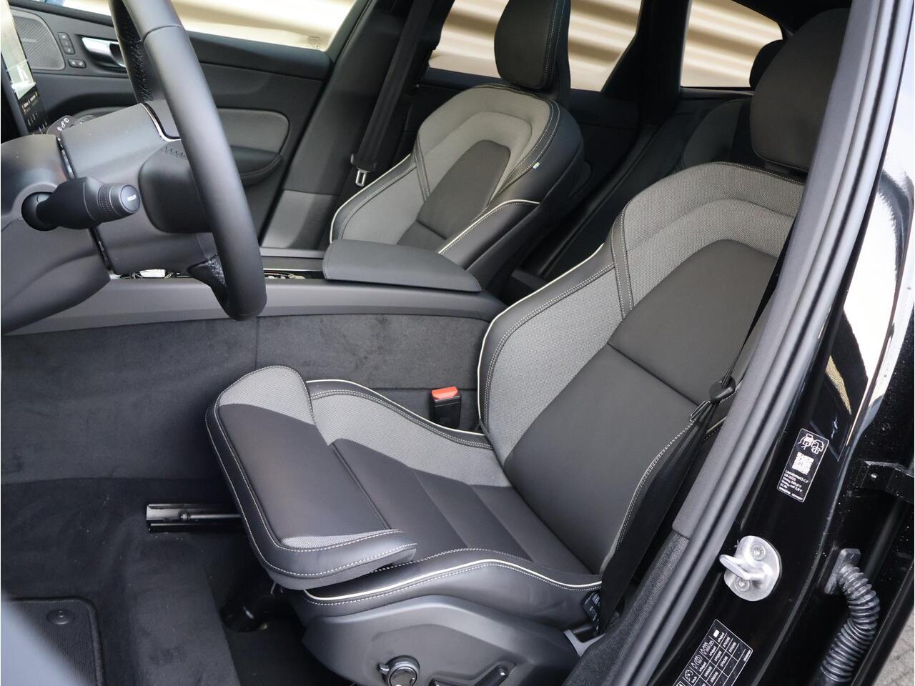 Volvo XC60 T6 Plug-in hybrid AWD Ultra Black Edition | Uit voorraad leverbaar | Harman Kardon | Panoramadak