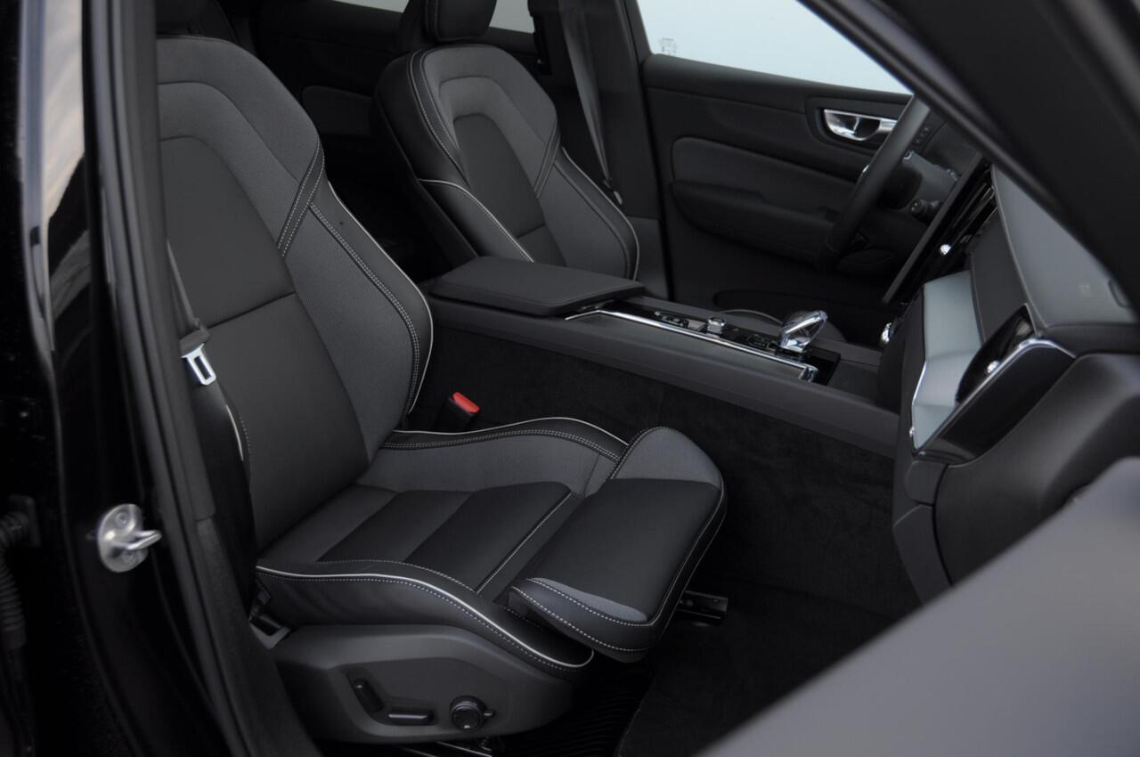 Volvo XC60 T6 350PK Automaat AWD Ultra Black Edition Facelift/ Head-up display/ Harman Kardon audio/ BLIS/ Elektrischbedienbare stoelen met geheugen / Panoramadak/ Adaptive cruise control/ Pilot assist/ Apple Carplay/ Android auto/