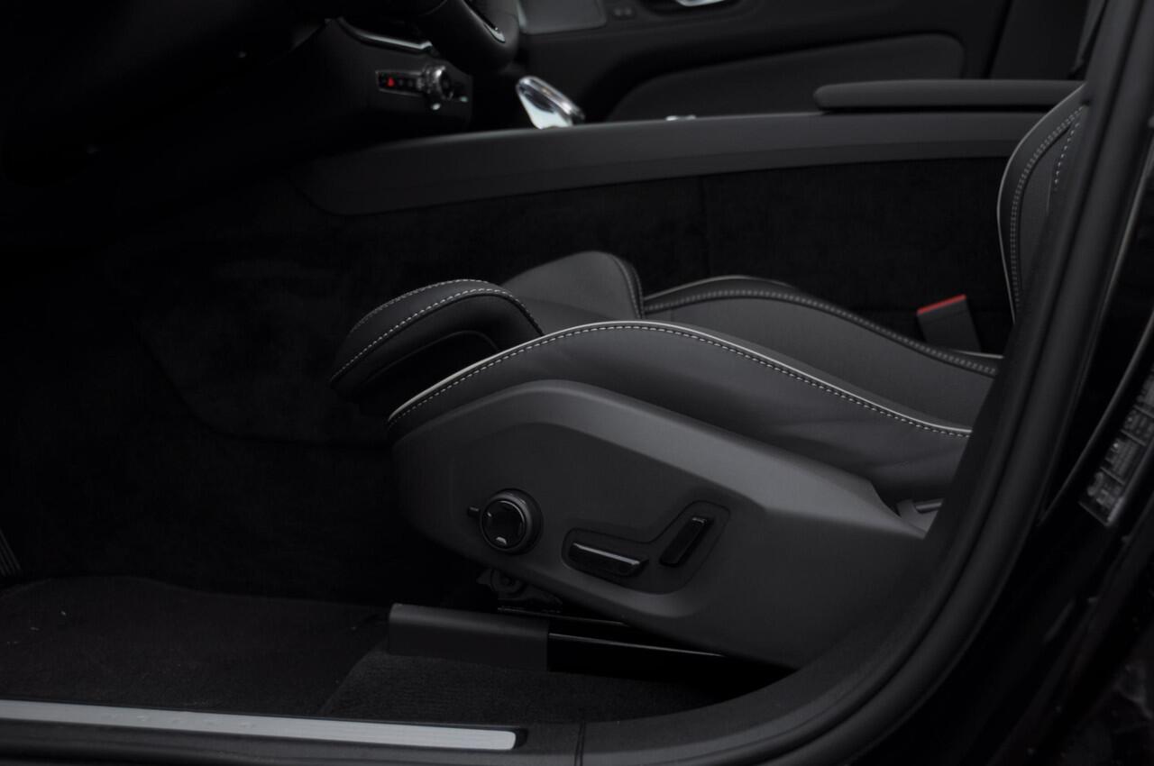 Volvo XC60 T6 350PK Automaat AWD Ultra Black Edition Facelift/ Head-up display/ Harman Kardon audio/ BLIS/ Elektrischbedienbare stoelen met geheugen / Panoramadak/ Adaptive cruise control/ Pilot assist/ Apple Carplay/ Android auto/