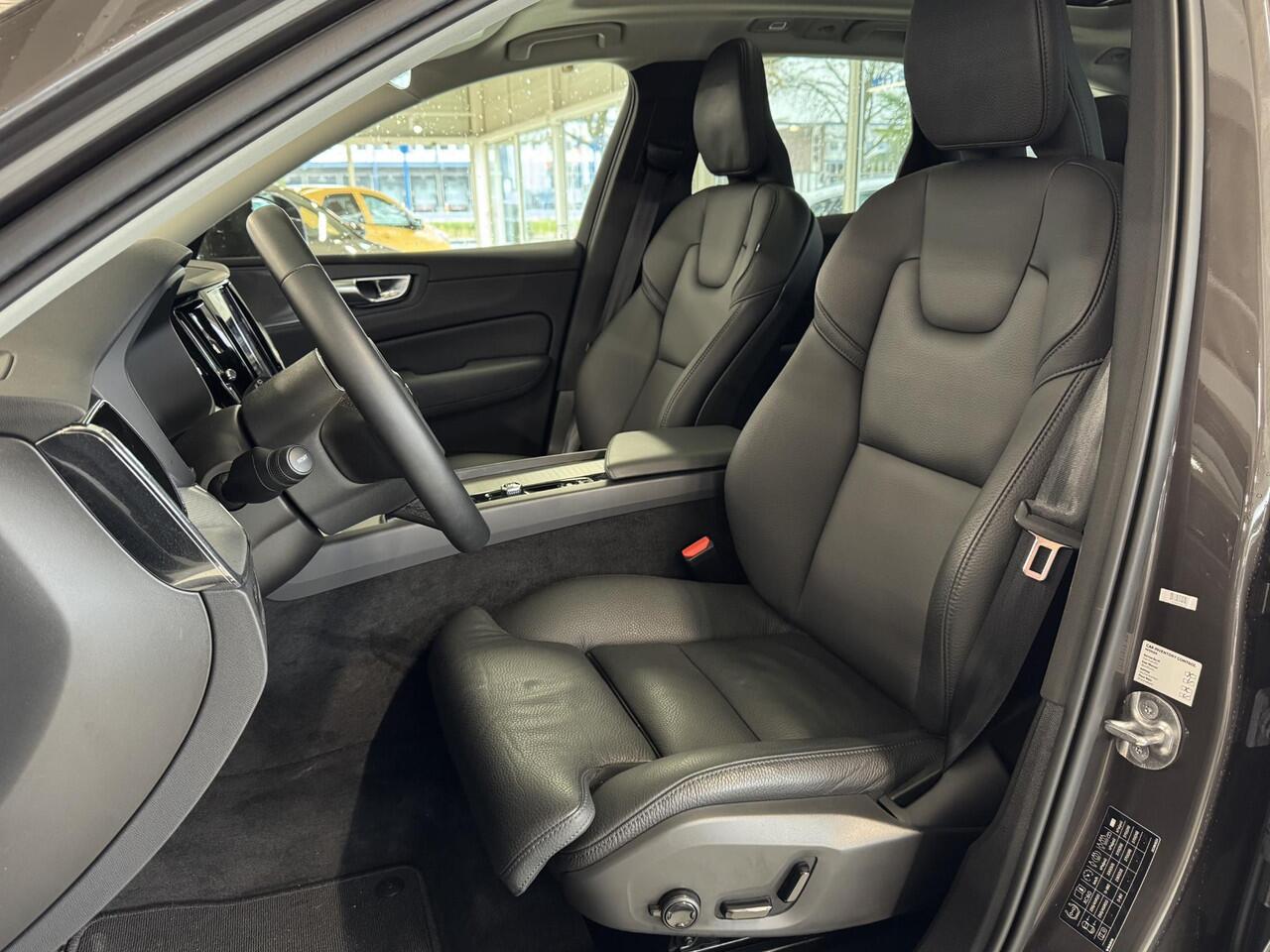 Volvo XC60 2.0 T8 Plug-in hybrid AWD Plus Dark | Pano | Navi | Stoel / Stuurwiel Verwarmd | Camera | ACC | Clima | Lm velgen ( Vestiging - Nieuwegein )