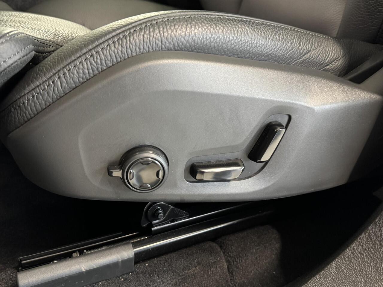 Volvo XC60 2.0 T8 Plug-in hybrid AWD Plus Dark | Pano | Navi | Stoel / Stuurwiel Verwarmd | Camera | ACC | Clima | Lm velgen ( Vestiging - Nieuwegein )