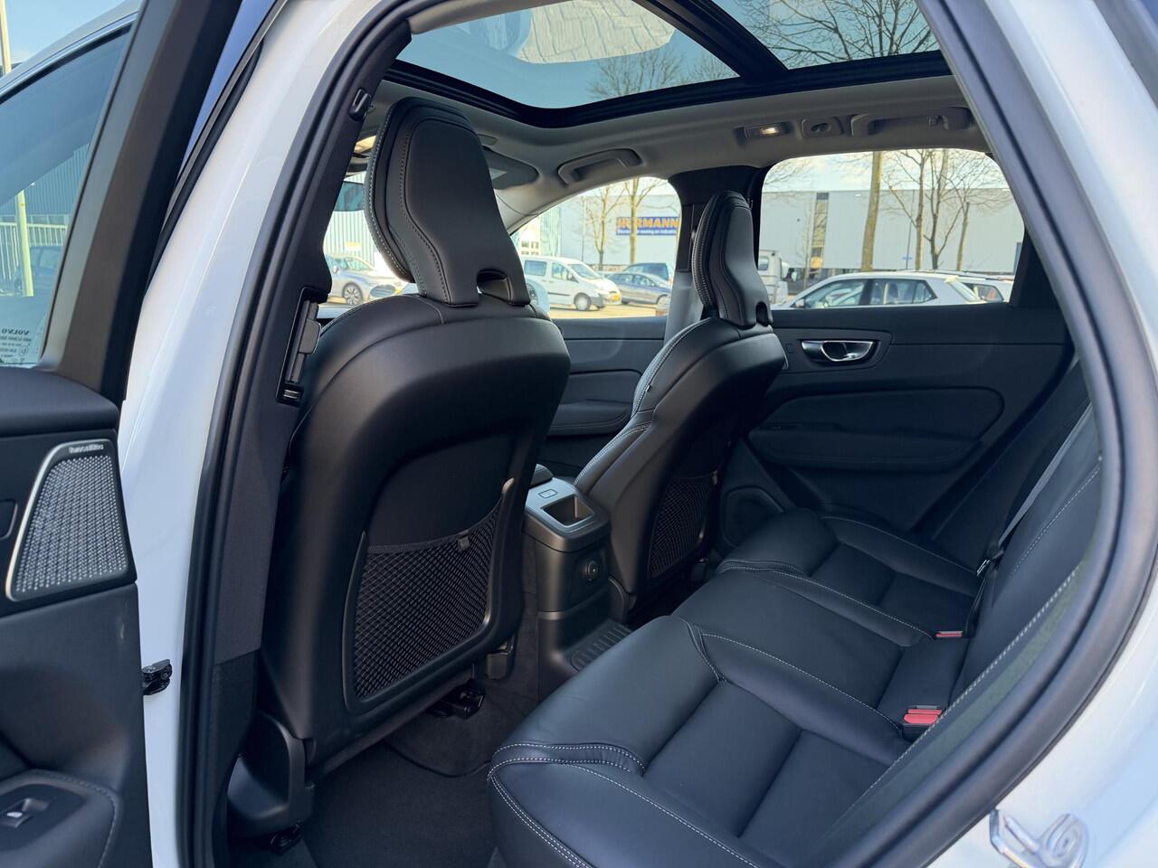 Volvo XC60 2.0 T8 Plug-in hybrid AWD Ultra Bright 455pk l Trekhaak l Pano l stoel koeling/verwarming