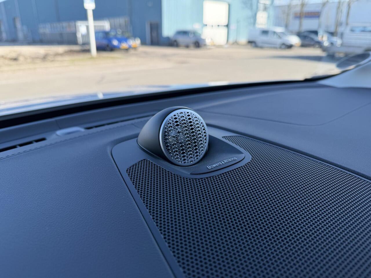 Volvo XC60 2.0 T8 Plug-in hybrid AWD Ultra Bright 455pk l Trekhaak l Pano l stoel koeling/verwarming