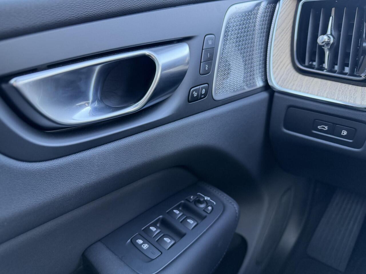 Volvo XC60 2.0 T8 Plug-in hybrid AWD Ultra Bright 455pk l Trekhaak l Pano l stoel koeling/verwarming