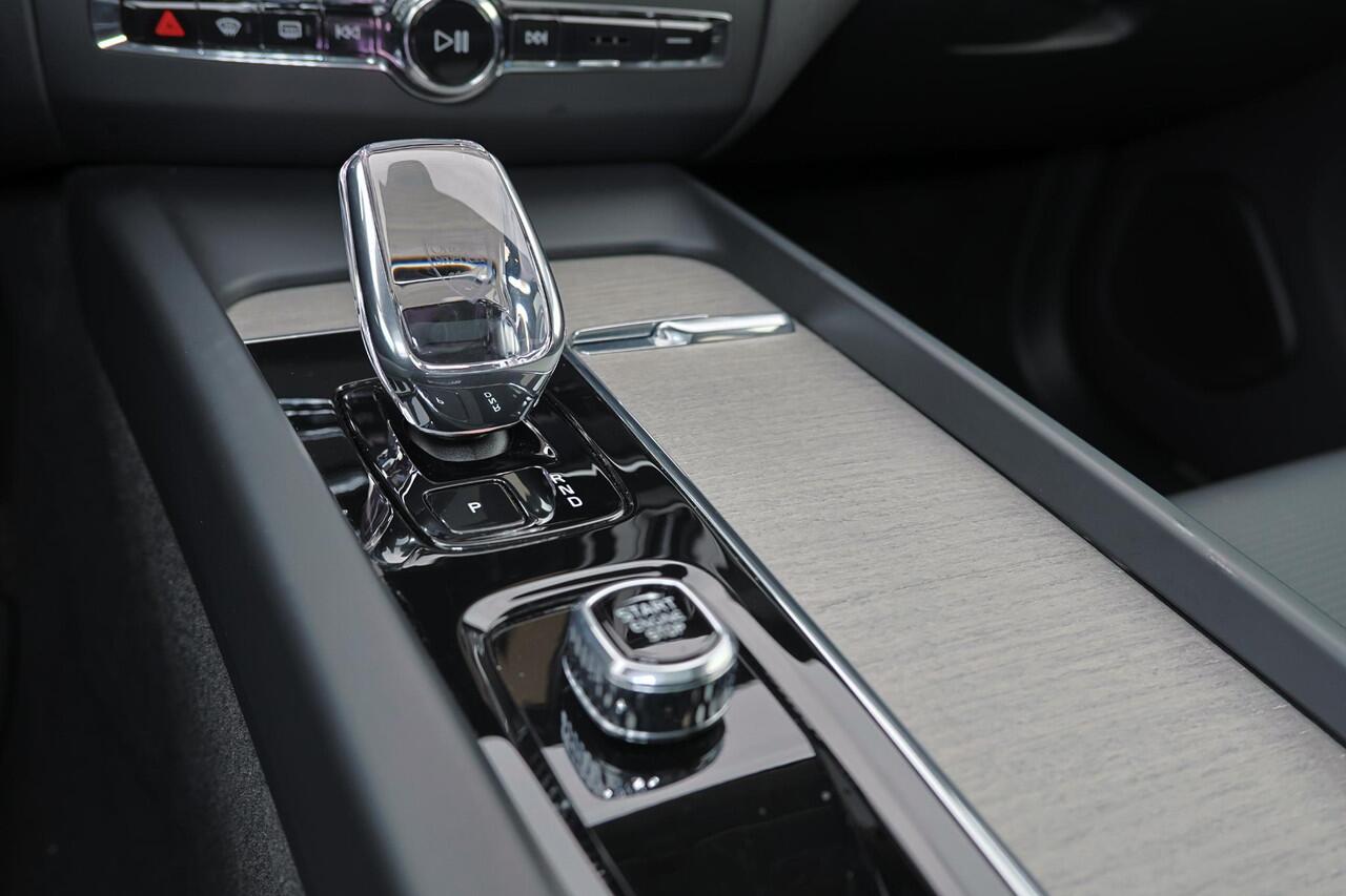 Volvo XC60 T8 Recharge AWD Ultimate Dark - Luchtvering - Panorama/schuifdak - IntelliSafe Assist & Surround - 360º Camera - Bowers & Wilkins audio - Verwarmde voorstoelen, stuur & achterbank - Parkeersensoren voor & achter - Elektr. bedienb. voorstoelen met geheugen