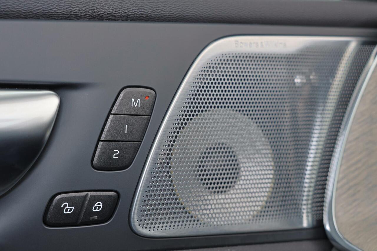 Volvo XC60 T8 Recharge AWD Ultimate Dark - Luchtvering - Panorama/schuifdak - IntelliSafe Assist & Surround - 360º Camera - Bowers & Wilkins audio - Verwarmde voorstoelen, stuur & achterbank - Parkeersensoren voor & achter - Elektr. bedienb. voorstoelen met geheugen