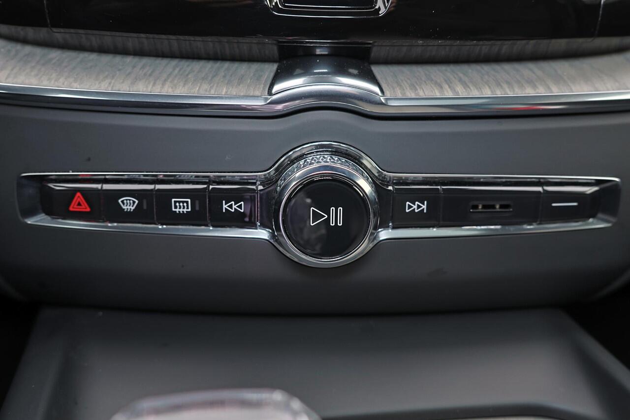 Volvo XC60 T8 Recharge AWD Ultimate Dark - Luchtvering - Panorama/schuifdak - IntelliSafe Assist & Surround - 360º Camera - Bowers & Wilkins audio - Verwarmde voorstoelen, stuur & achterbank - Parkeersensoren voor & achter - Elektr. bedienb. voorstoelen met geheugen