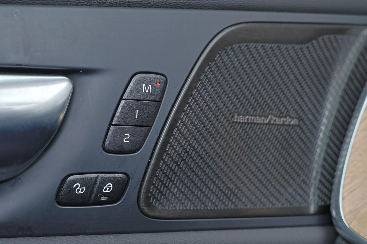 Volvo XC60 T6 Recharge AWD Plus Bright - Panorama/schuifdak - IntelliSafe Assist & Surround - 360º Camera - Harman/Kardon audio - Adaptieve LED koplampen - Verwarmde voorstoelen, stuur & achterbank - Parkeersensoren voor & achter - Elektr. bedienb. voorstoelen met g