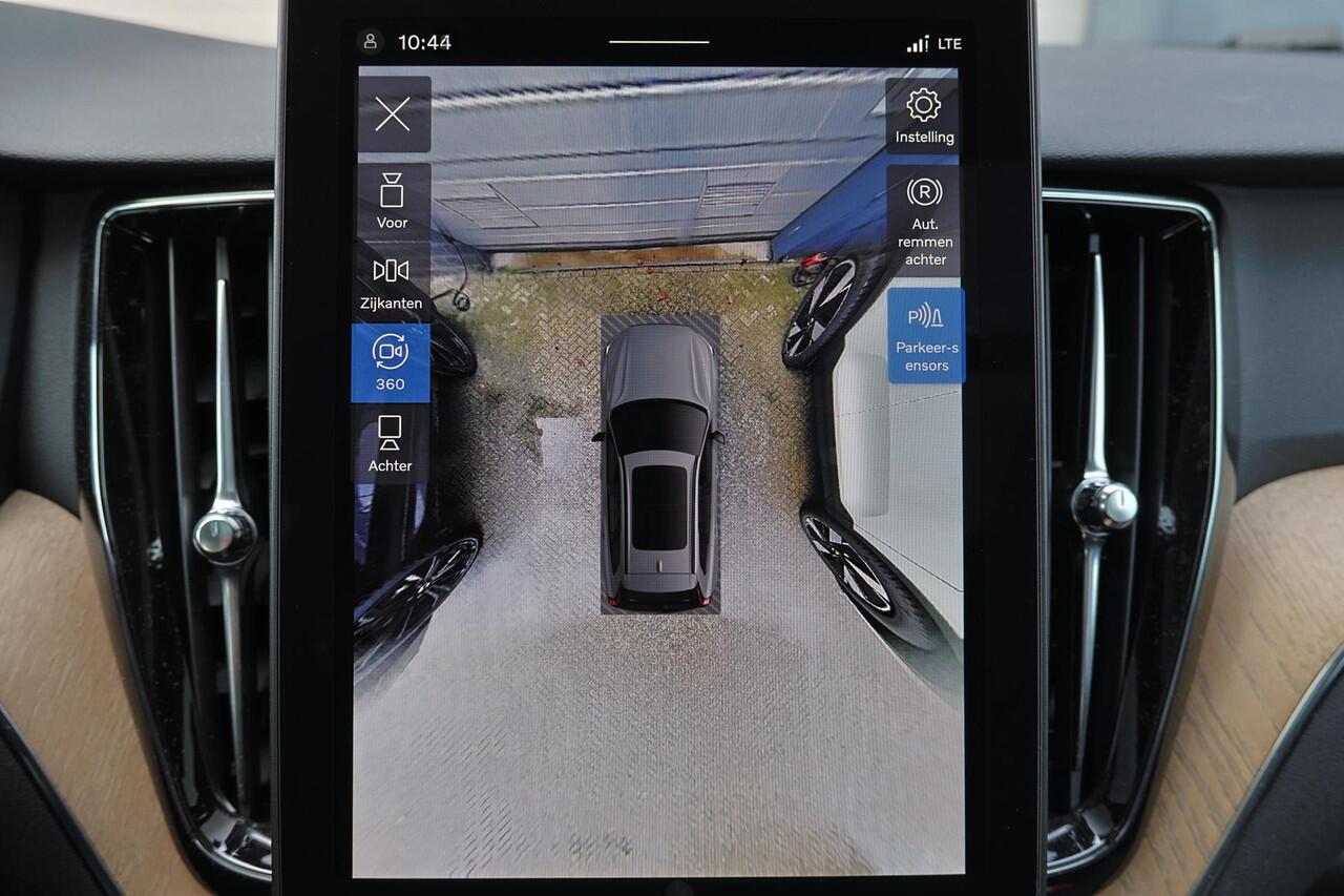 Volvo XC60 T6 Recharge AWD Plus Bright - Panorama/schuifdak - IntelliSafe Assist & Surround - 360º Camera - Harman/Kardon audio - Adaptieve LED koplampen - Verwarmde voorstoelen, stuur & achterbank - Parkeersensoren voor & achter - Elektr. bedienb. voorstoelen met g